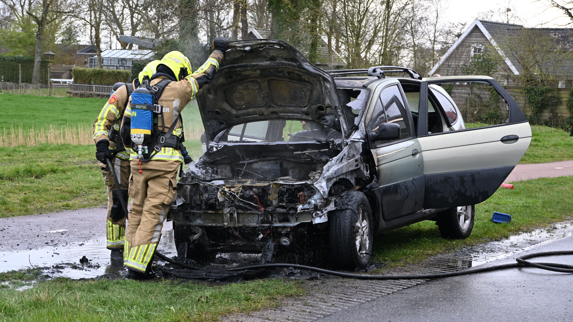 Foto: auto uitgebrand bergen nesdijk2.JPG